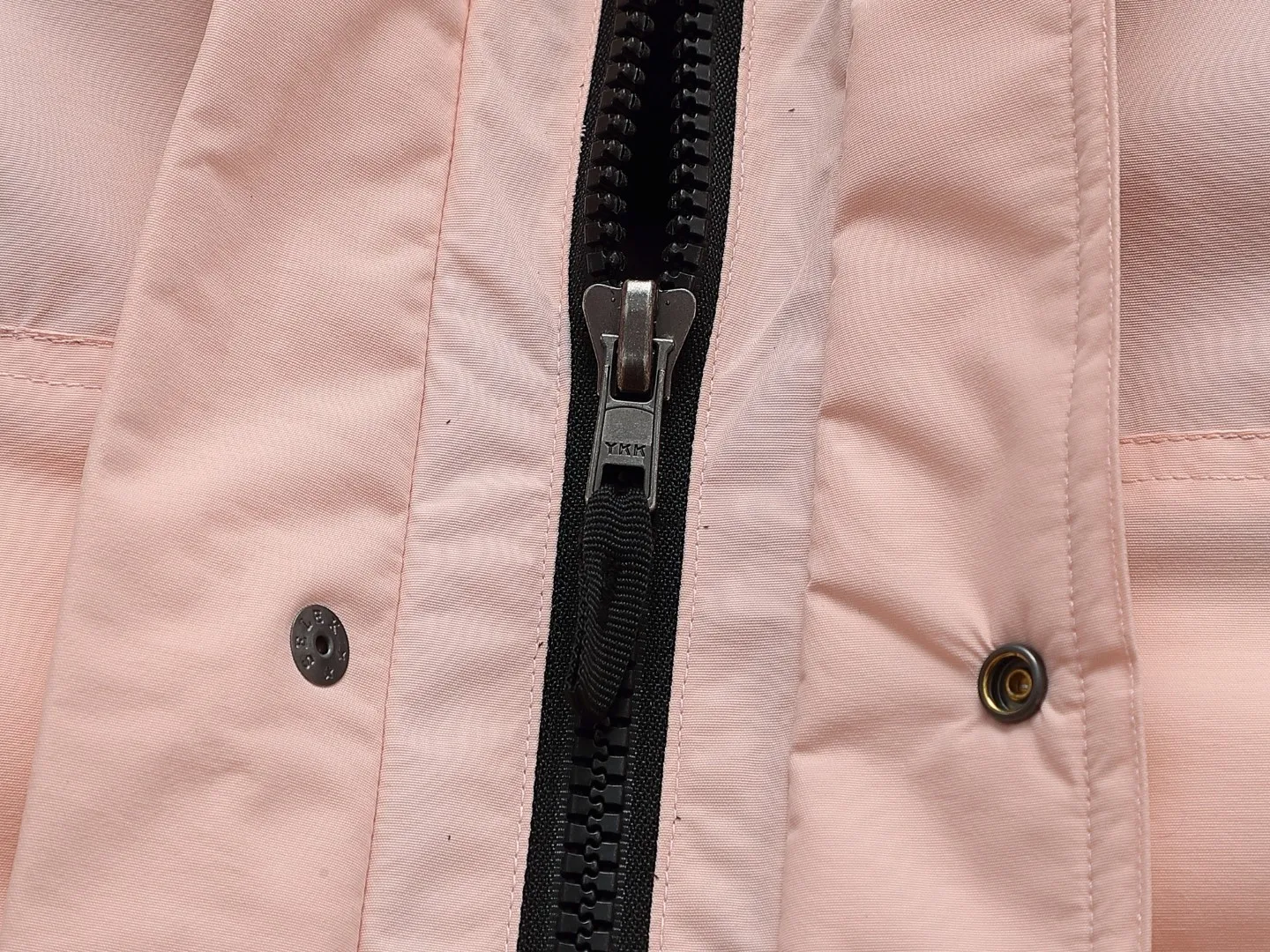 ：White Pink Black Green . sizi： 𝗧𝗵𝗲 𝗡𝗼𝗿𝘁𝗵 𝗙𝗮𝗰 1990 Same Style 1996 ： 1、 ISO 90（ISO 4） ！ 2、 ： 2L Gore-tex ， ， ， ， Breathable 。 3、 ： ， ， 。 。 4、 ： ZP。 ， ， 5、 ： YKK ， 10 ， 。 ， 6、 ， zp ， ！ GT 。 1996